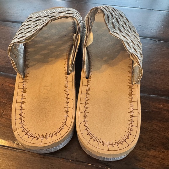 Silver Rouge Slides- Size 9 - Picture 3 of 7